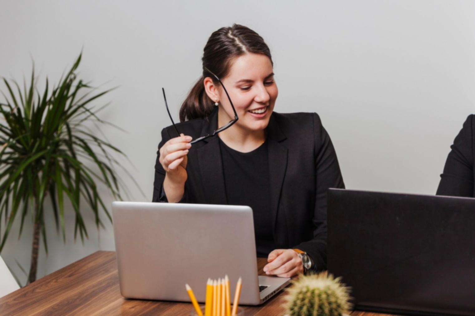 Espacio de trabajo con materiales de planificación financiera